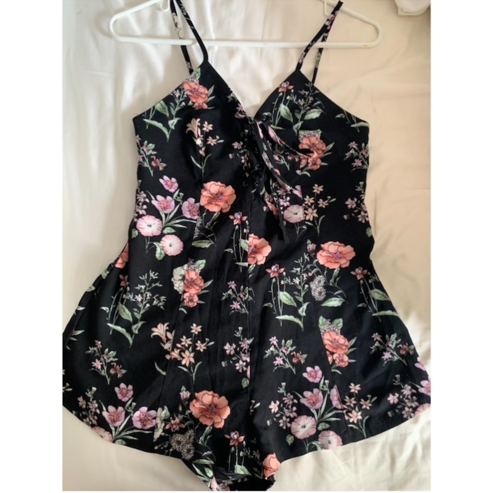 Lace-up sweetheart neckline floral romper